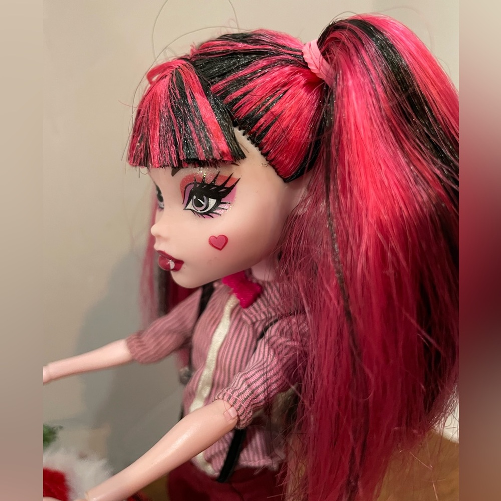 Monster High Draculaura Forbitten Love Doll In The Newspaper Club Outfit - Picture 5 of 16